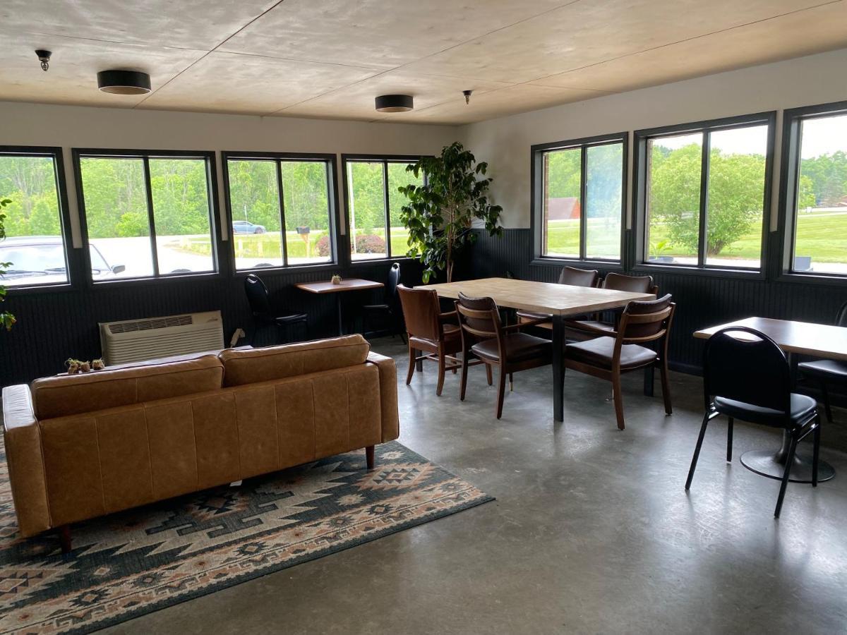 The Hemlock Inn Loudonville Extérieur photo