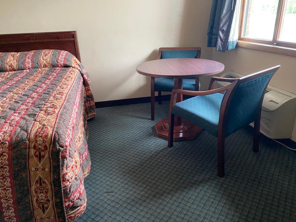 The Hemlock Inn Loudonville Extérieur photo